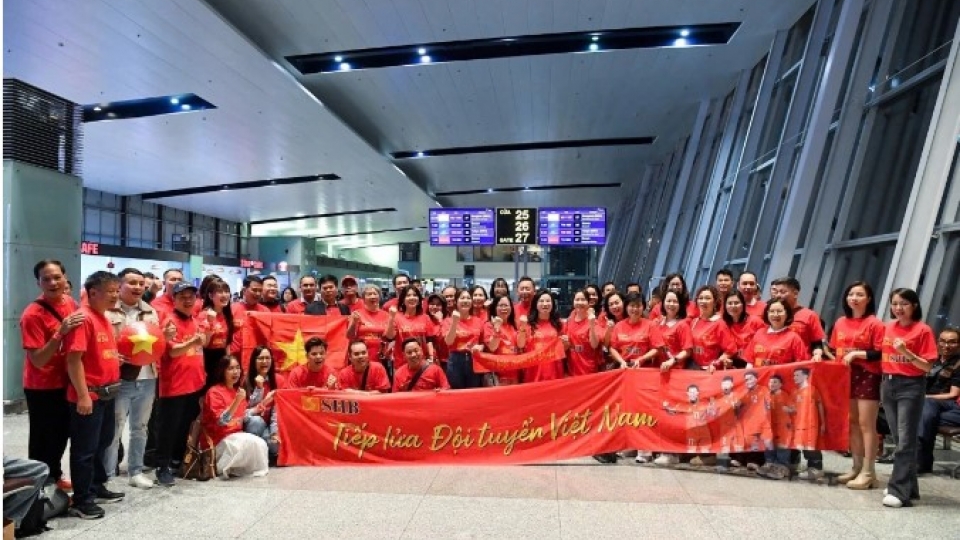 Vietnamese fans head to Thailand to cheer on national football team